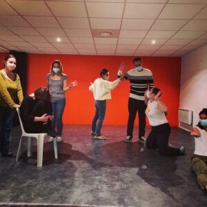 Des-adultes-découvrent-le-théâtre