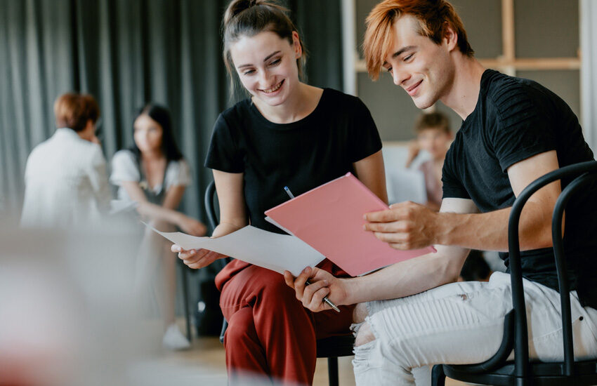 Deux-lycéens-répètent-une-pièce